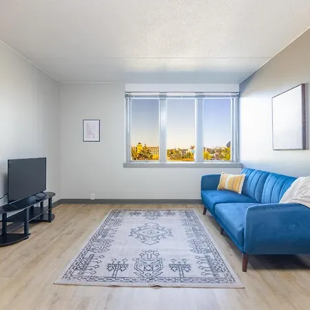 Modern Apt Across From Wells Fargo Arena Downtown Apartment